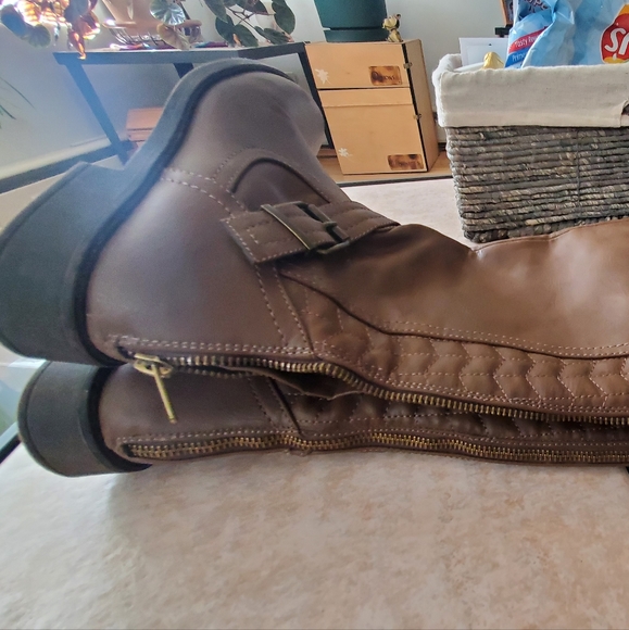 Tall boots - Picture 3 of 4